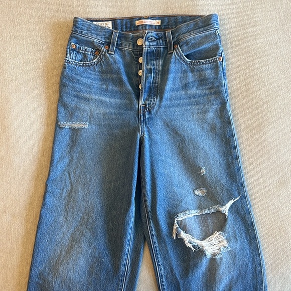 Levi’s Ribcage Straight Ankle Jeans - Picture 2 of 5